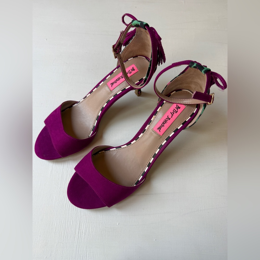 Betsey Johnson RESSY Magenta Heels Bow Back Sz 7.5M EXCELLENT - Picture 4 of 7